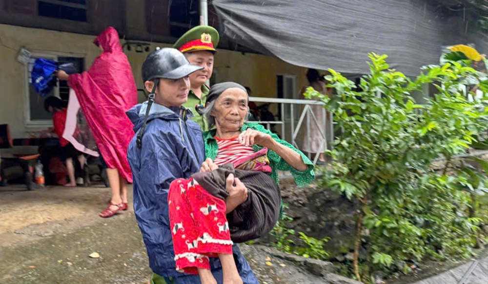 Mưa bão gây ngập lụt khắp nơi, Công an xuyên đêm đưa dân đến nơi an toàn Mưa bão gây ngập lụt khắp nơi, Công an xuyên đêm đưa dân đến nơi an toàn