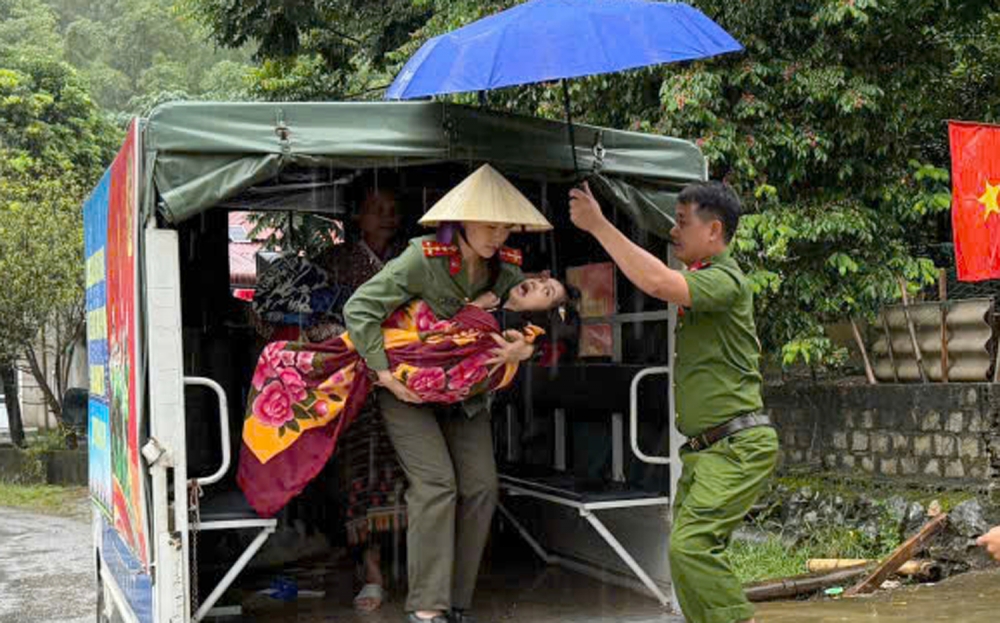 Mưa bão gây ngập lụt khắp nơi, Công an xuyên đêm đưa dân đến nơi an toàn Mưa bão gây ngập lụt khắp nơi, Công an xuyên đêm đưa dân đến nơi an toàn
