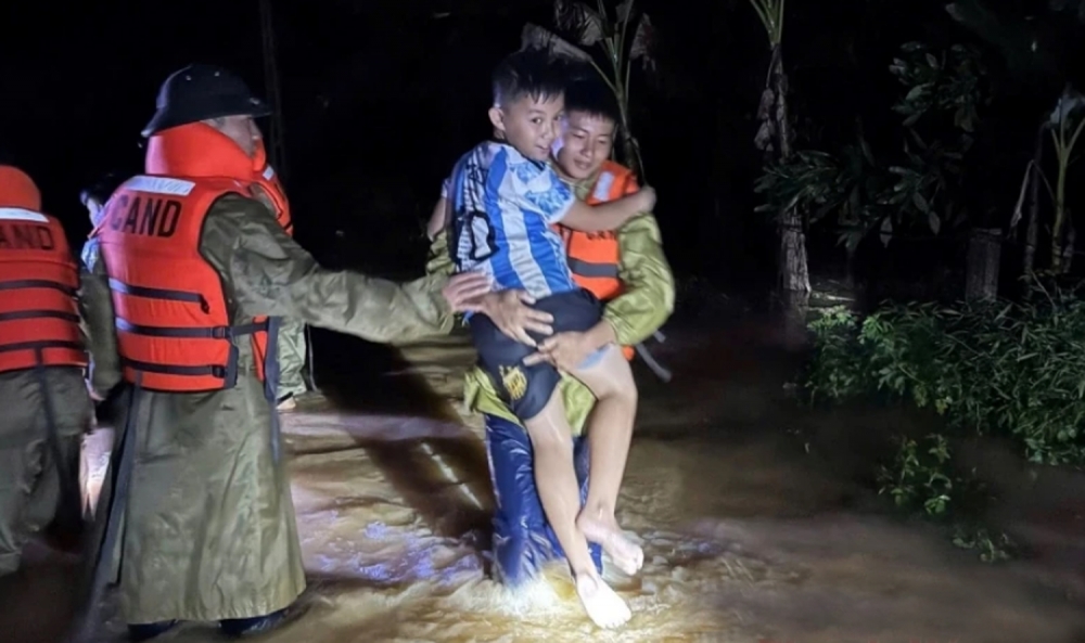 Mưa bão gây ngập lụt khắp nơi, Công an xuyên đêm đưa dân đến nơi an toàn Mưa bão gây ngập lụt khắp nơi, Công an xuyên đêm đưa dân đến nơi an toàn