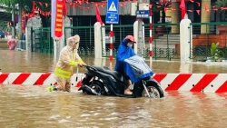 mua lon va keo dai nhieu tuyen duong o ha noi ngap sau giao thong te liet