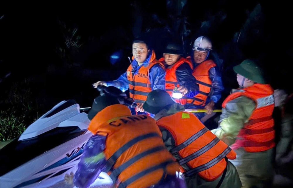 Mưa bão gây ngập lụt khắp nơi, Công an xuyên đêm đưa dân đến nơi an toàn Mưa bão gây ngập lụt khắp nơi, Công an xuyên đêm đưa dân đến nơi an toàn