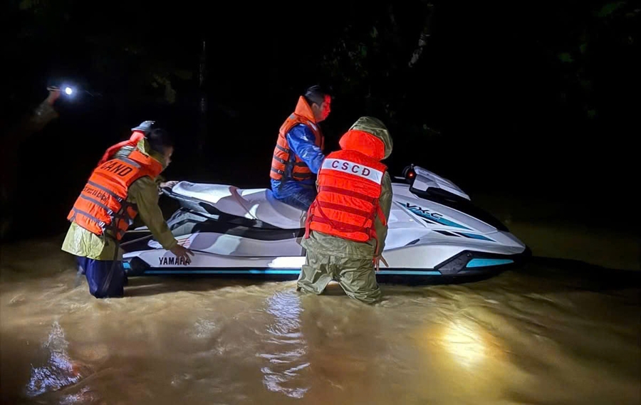 Mưa bão gây ngập lụt khắp nơi, Công an xuyên đêm đưa dân đến nơi an toàn Mưa bão gây ngập lụt khắp nơi, Công an xuyên đêm đưa dân đến nơi an toàn