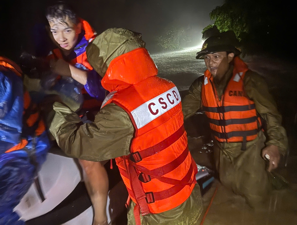 Mưa bão gây ngập lụt khắp nơi, Công an xuyên đêm đưa dân đến nơi an toàn Mưa bão gây ngập lụt khắp nơi, Công an xuyên đêm đưa dân đến nơi an toàn