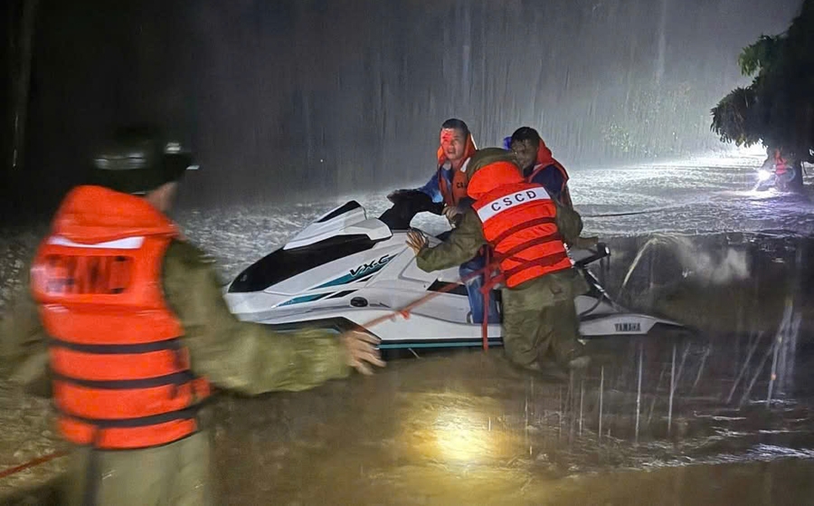 Mưa bão gây ngập lụt khắp nơi, Công an xuyên đêm đưa dân đến nơi an toàn Mưa bão gây ngập lụt khắp nơi, Công an xuyên đêm đưa dân đến nơi an toàn