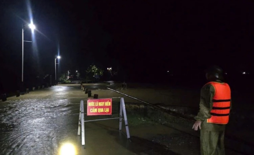 Mưa bão gây ngập lụt khắp nơi, Công an xuyên đêm đưa dân đến nơi an toàn Mưa bão gây ngập lụt khắp nơi, Công an xuyên đêm đưa dân đến nơi an toàn