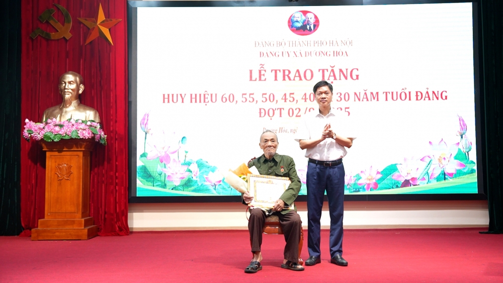 Xã Dương Hoà trao tặng Huy hiệu Đảng đợt 2/9 cho 36 đảng viên