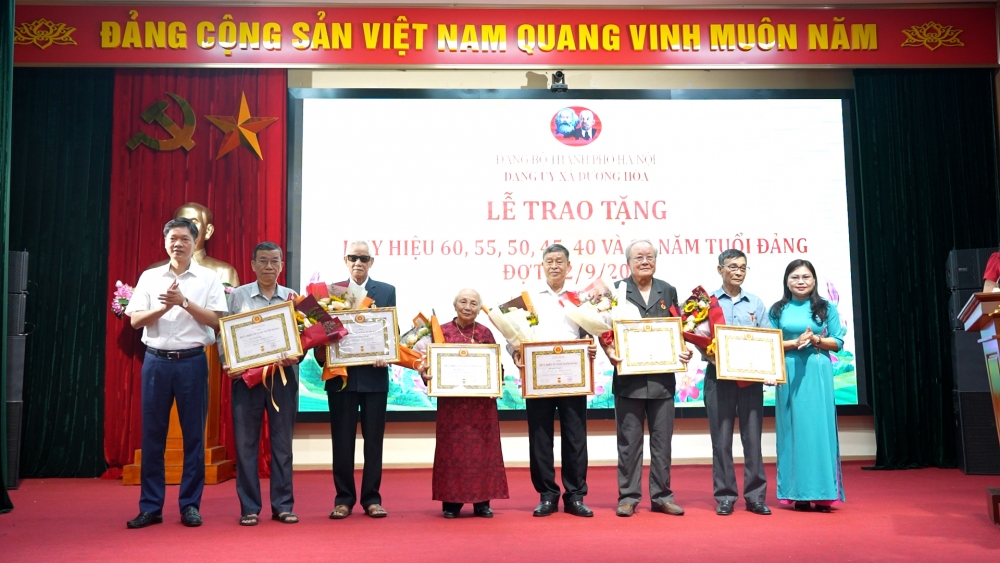 Xã Dương Hoà trao tặng Huy hiệu Đảng đợt 2/9 cho 36 đảng viên