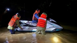 mua bao gay ngap lut khap noi cong an xuyen dem dua dan den noi an toan