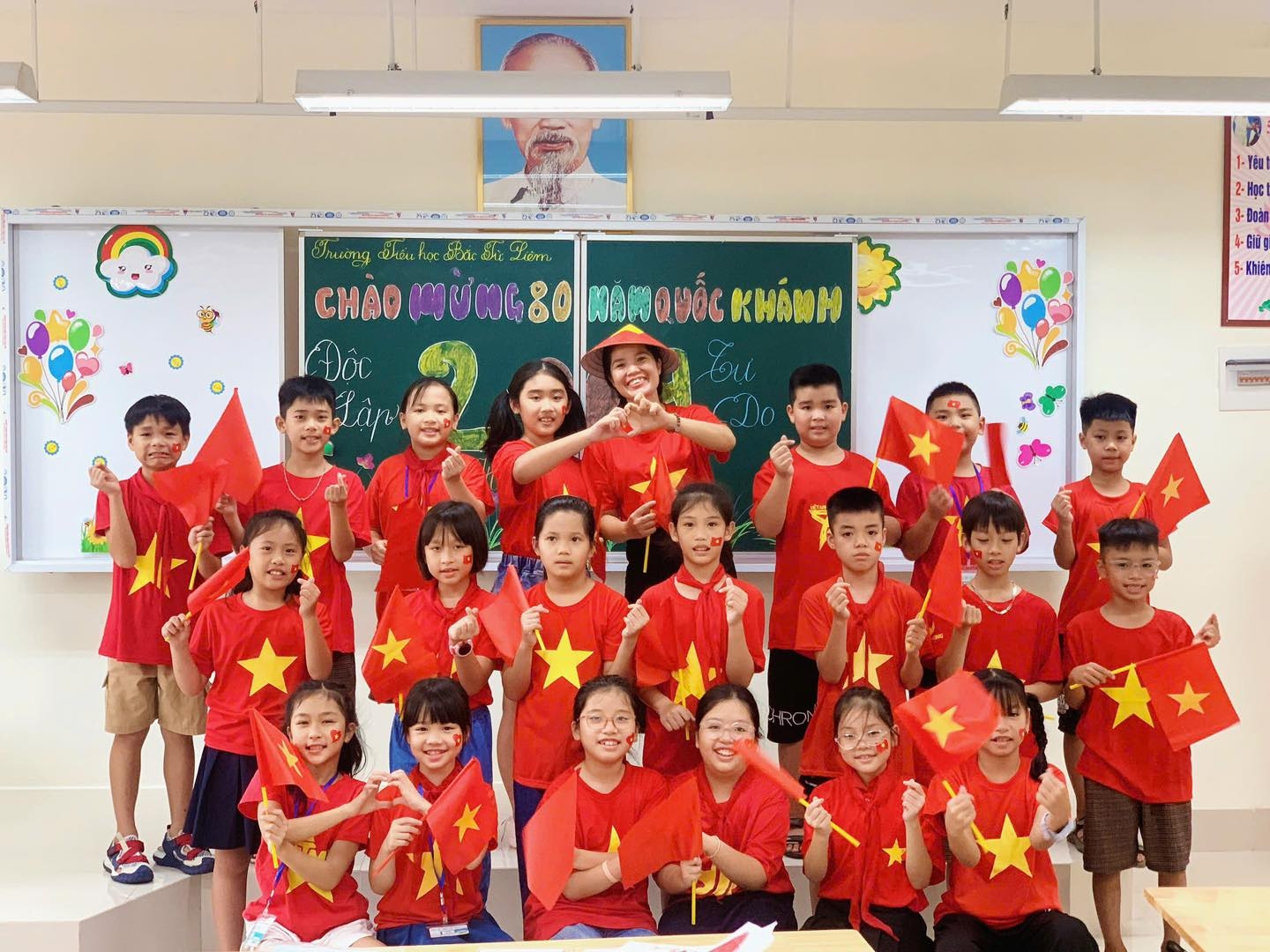 Tình yêu đất nước của cô và trò Trường Tiểu học Bắc Từ Liêm