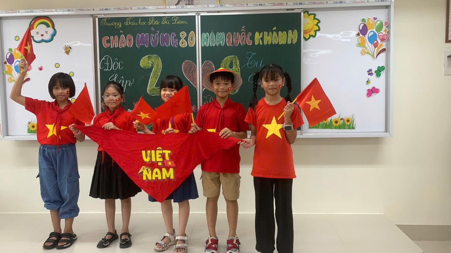 Tình yêu đất nước của cô và trò Trường Tiểu học Bắc Từ Liêm