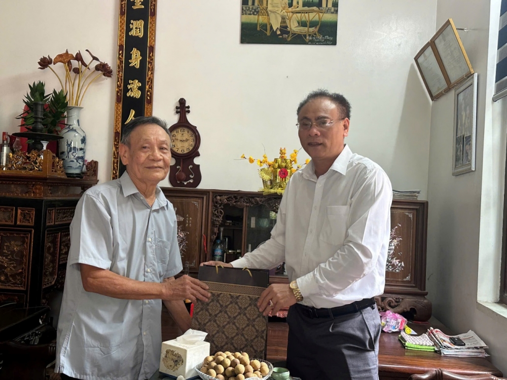 Lãnh đạo xã Đan Phượng tặng quà người có công dịp 80 năm Quốc khánh