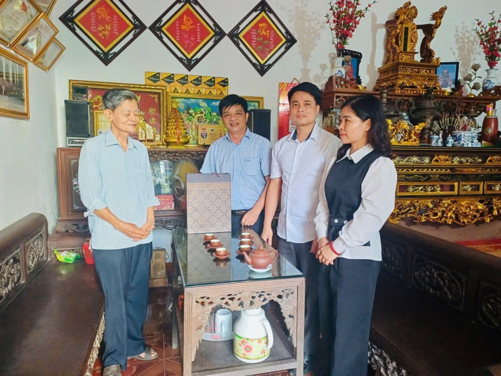 Lãnh đạo xã Đan Phượng tặng quà người có công dịp 80 năm Quốc khánh