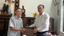 lanh dao xa dan phuong tang qua nguoi co cong dip 80 nam quoc khanh