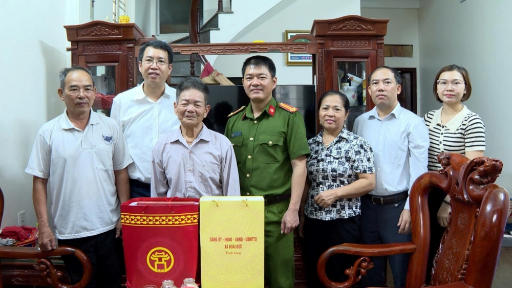 Lãnh đạo xã Hoài Đức tặng quà người có công dịp đại lễ Quốc khánh