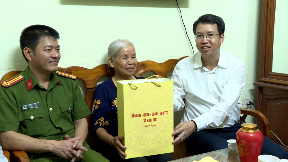 Lãnh đạo xã Hoài Đức tặng quà người có công dịp đại lễ Quốc khánh