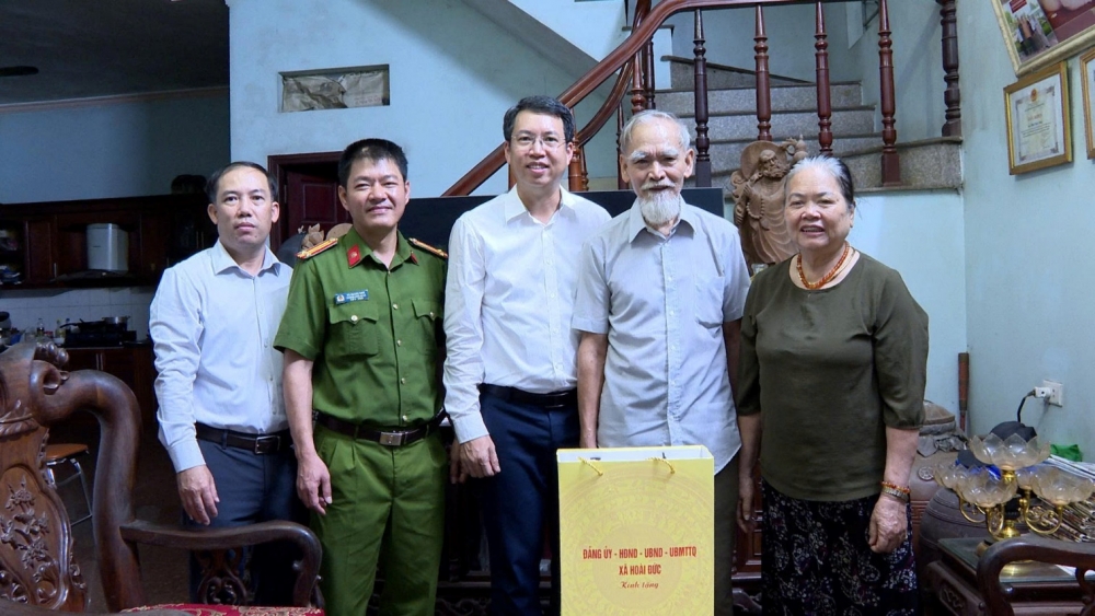 Lãnh đạo xã Hoài Đức tặng quà người có công dịp đại lễ Quốc khánh