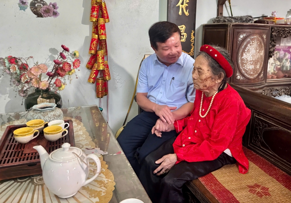 Lãnh đạo xã Hoài Đức tặng quà người có công dịp đại lễ Quốc khánh