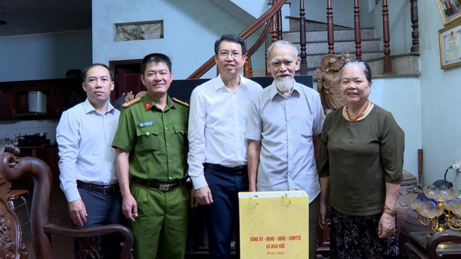 Lãnh đạo xã Hoài Đức tặng quà người có công dịp đại lễ Quốc khánh