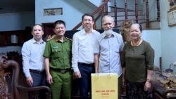 lanh dao xa hoai duc tang qua nguoi co cong dip dai le quoc khanh