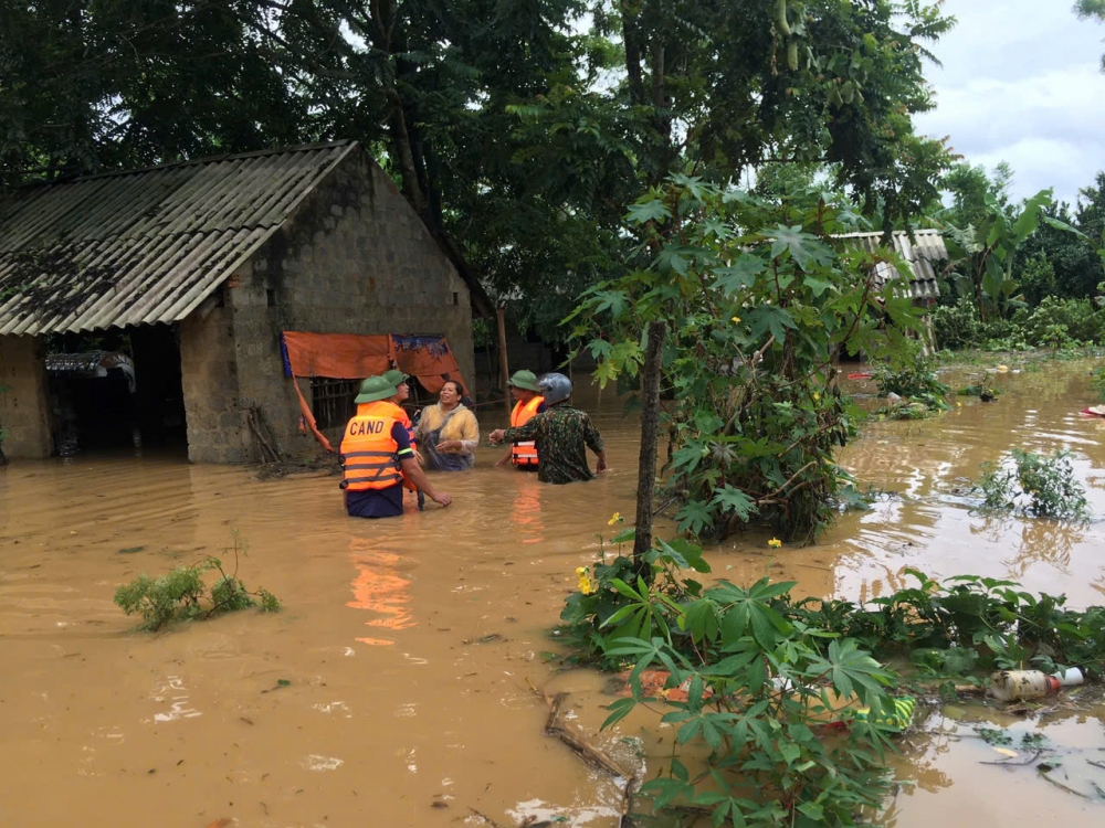 Nhanh chóng hỗ trợ Nhân dân sửa nhà cửa bị hư hại sau bão số 5