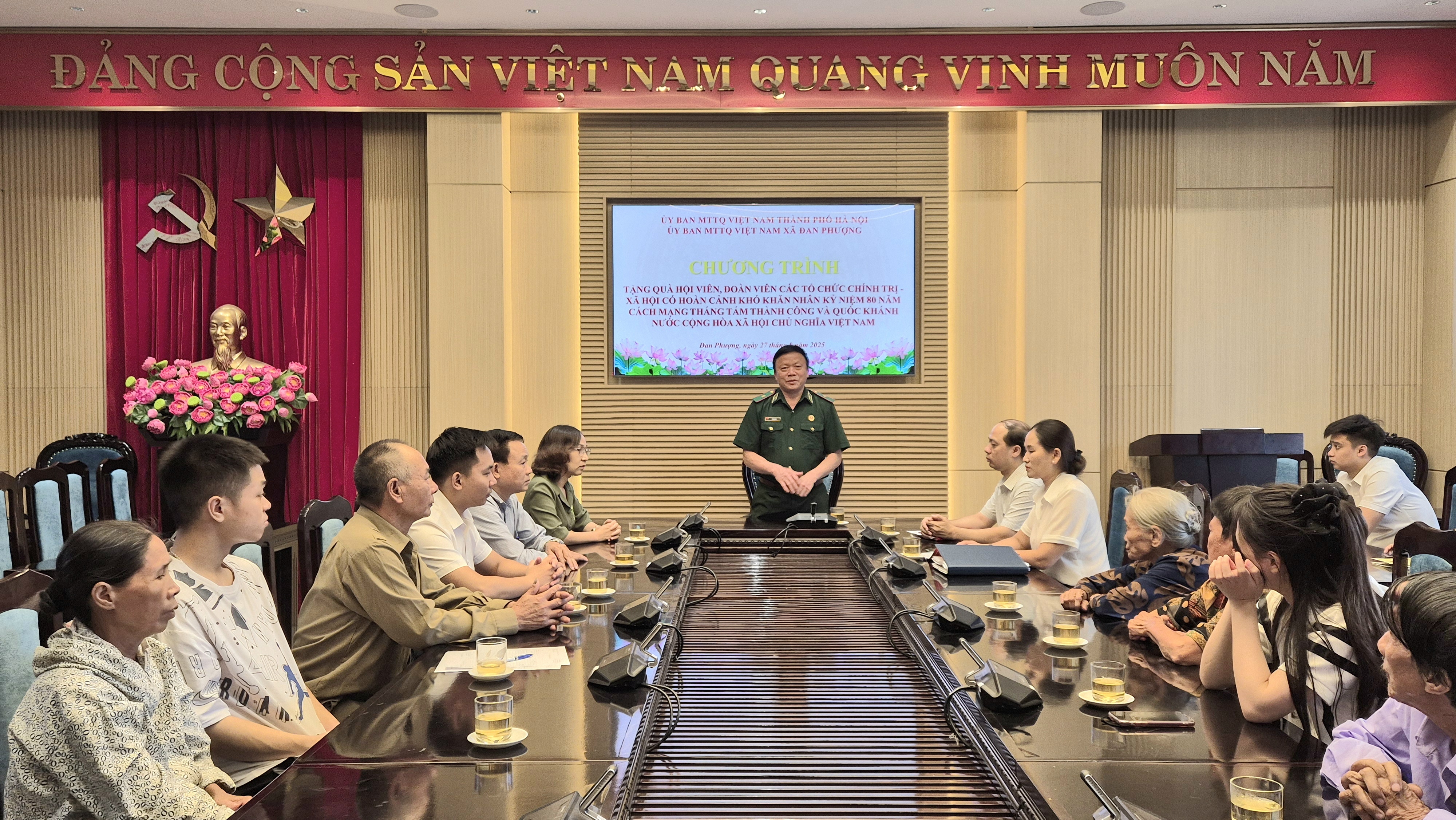 Lãnh đạo MTTQ TP Hà Nội tặng quà gia đình khó khăn dịp 2/9 tại xã Đan Phượng