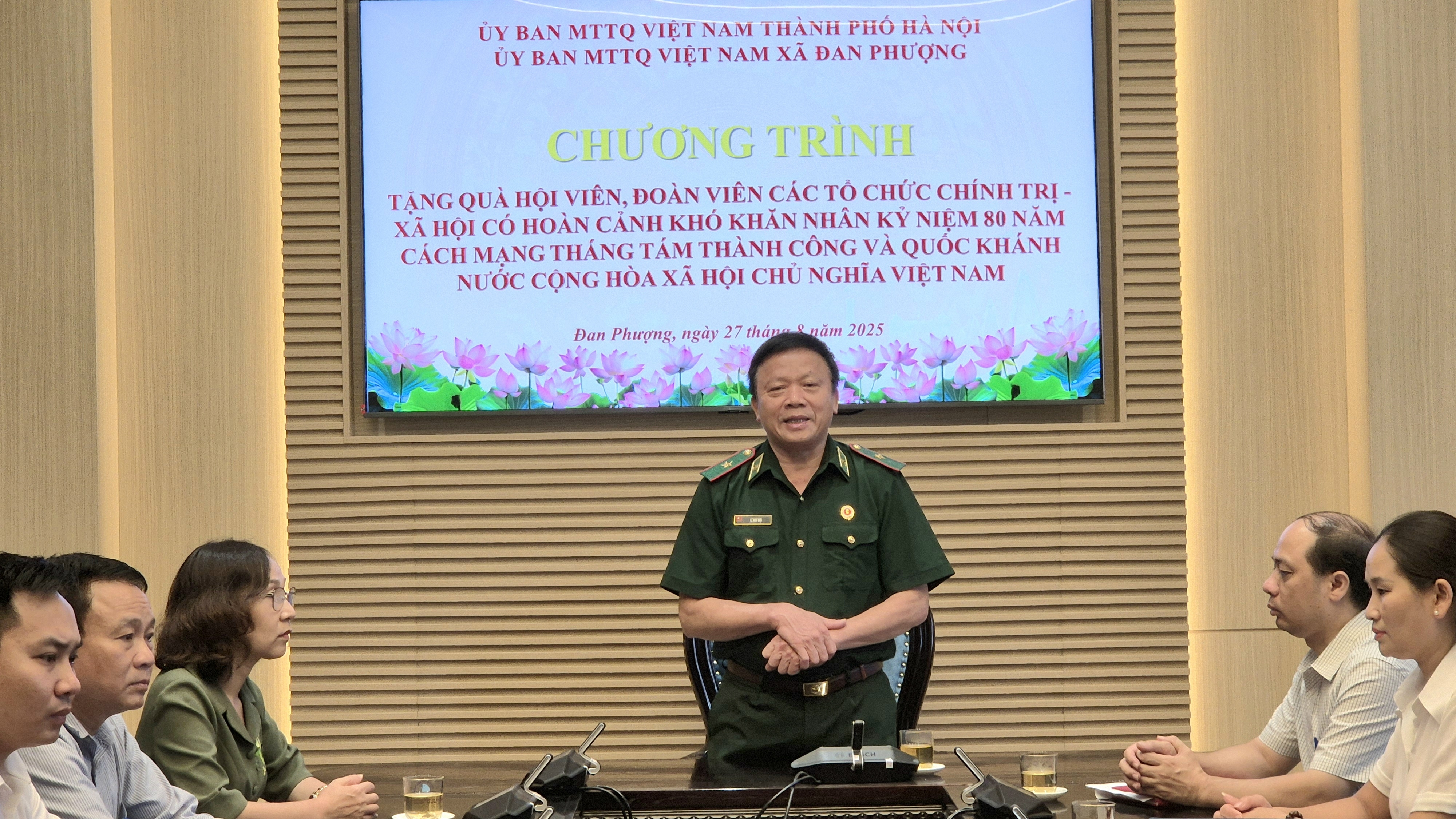 Lãnh đạo MTTQ TP Hà Nội tặng quà gia đình khó khăn dịp 2/9 tại xã Đan Phượng