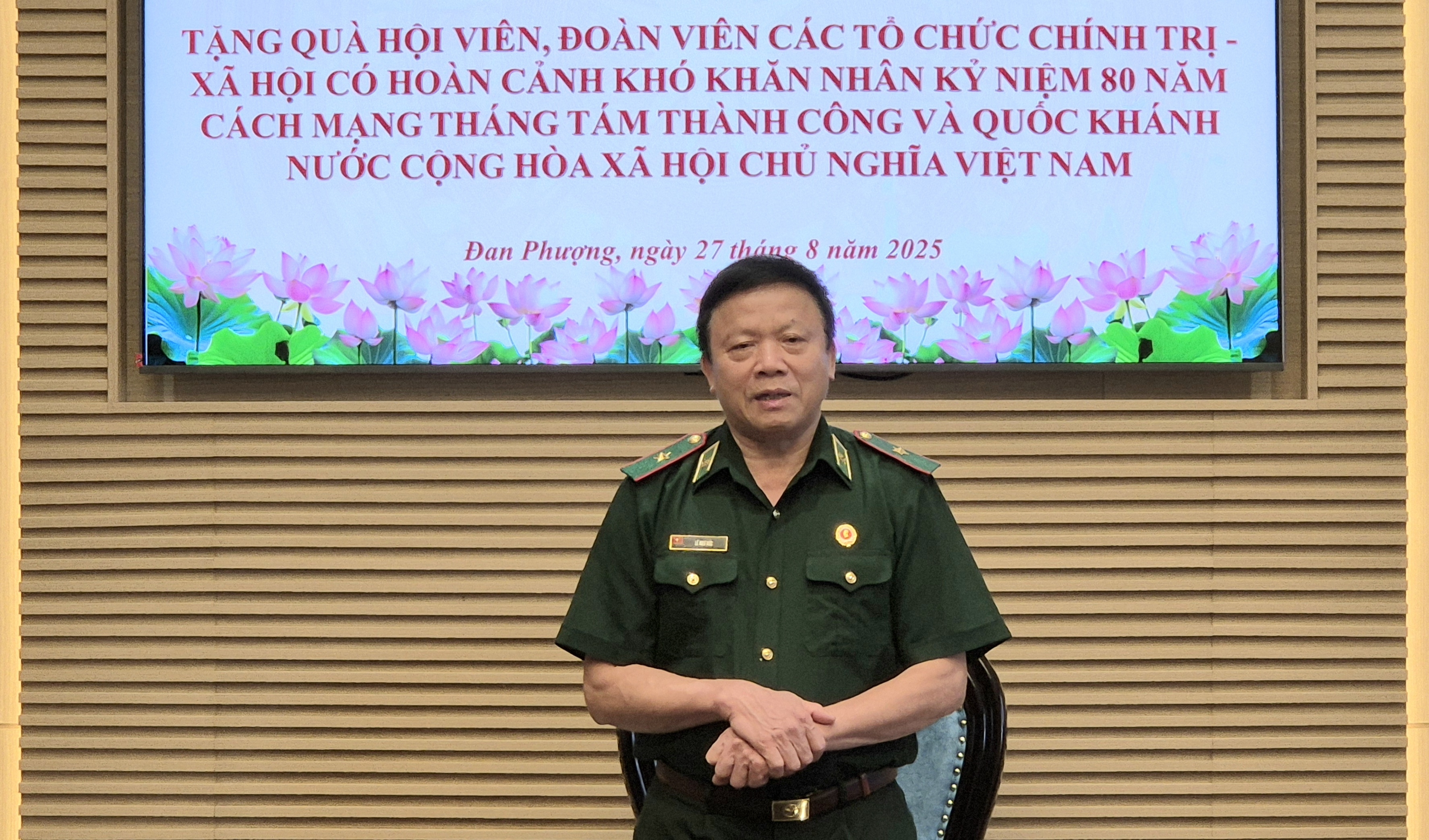 Lãnh đạo MTTQ TP Hà Nội tặng quà gia đình khó khăn dịp 2/9 tại xã Đan Phượng