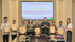 lanh dao uy ban mttq tp ha noi tang qua gia dinh kho khan tai xa dan phuong