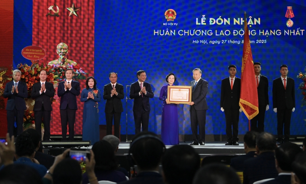 Cơ cấu lại đội ngũ cán bộ công chức, loại bỏ người yếu kém, vô cảm với Nhân dân