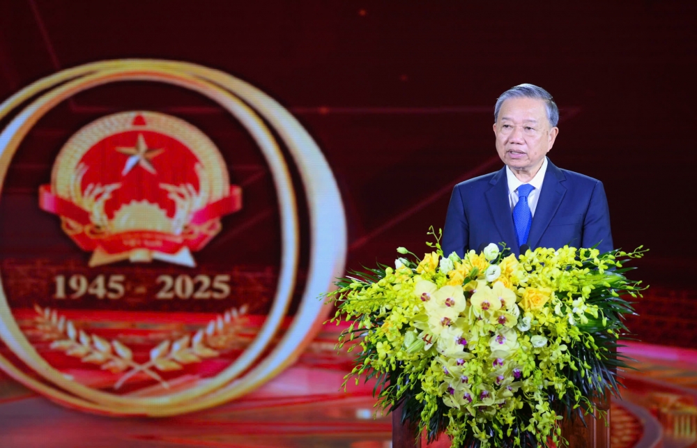 Cơ cấu lại đội ngũ cán bộ công chức, loại bỏ người yếu kém, vô cảm với Nhân dân