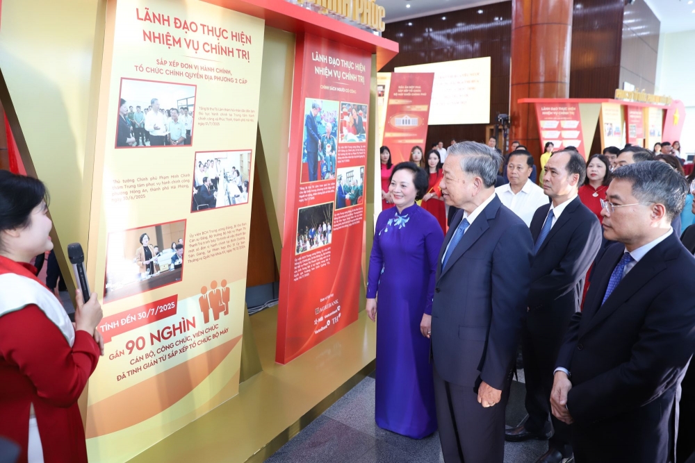 Cơ cấu lại đội ngũ cán bộ công chức, loại bỏ người yếu kém, vô cảm với Nhân dân