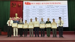 xa dan phuong trao huy hieu dang cho 56 dang vien dip 80 nam quoc khanh