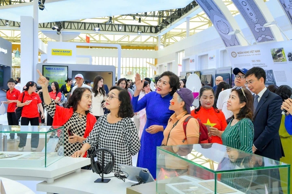 Bức tranh tổng quan về ngành Ngân hàng tại triển lãm có 1-0-2 Bức tranh tổng quan về ngành Ngân hàng tại triển lãm có 1-0-2