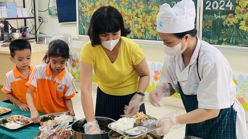 Hoàn thiện chính sách miễn giảm học phí, hỗ trợ bữa trưa cho học sinh biên giới