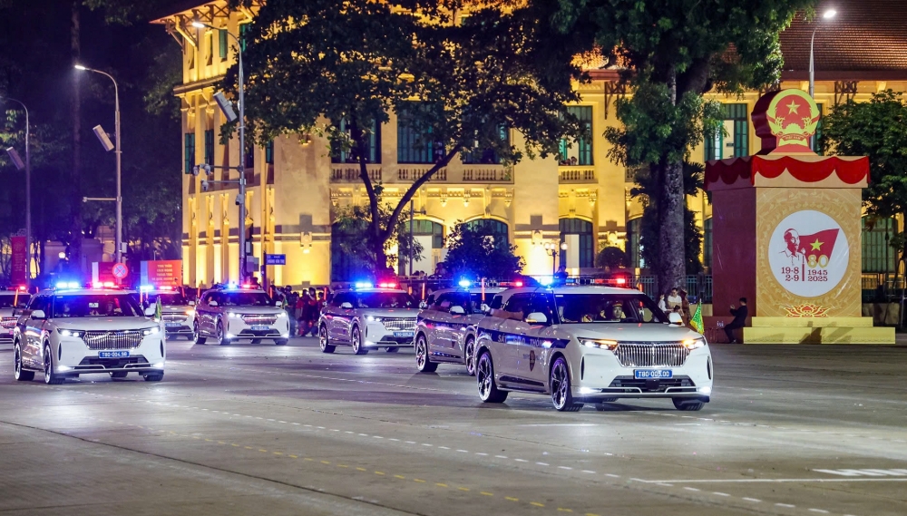 Cảnh sát phân luồng giao thông hướng đi về Hà Nội phục vụ tổng duyệt A80