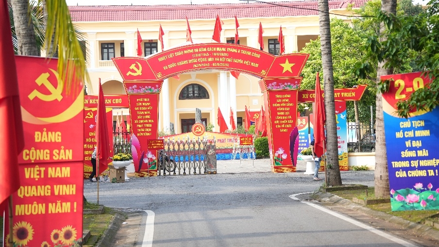 Hà Nội: Xã Dương Hoà rực rỡ cờ hoa, khẩu hiệu mừng Tết Độc lập