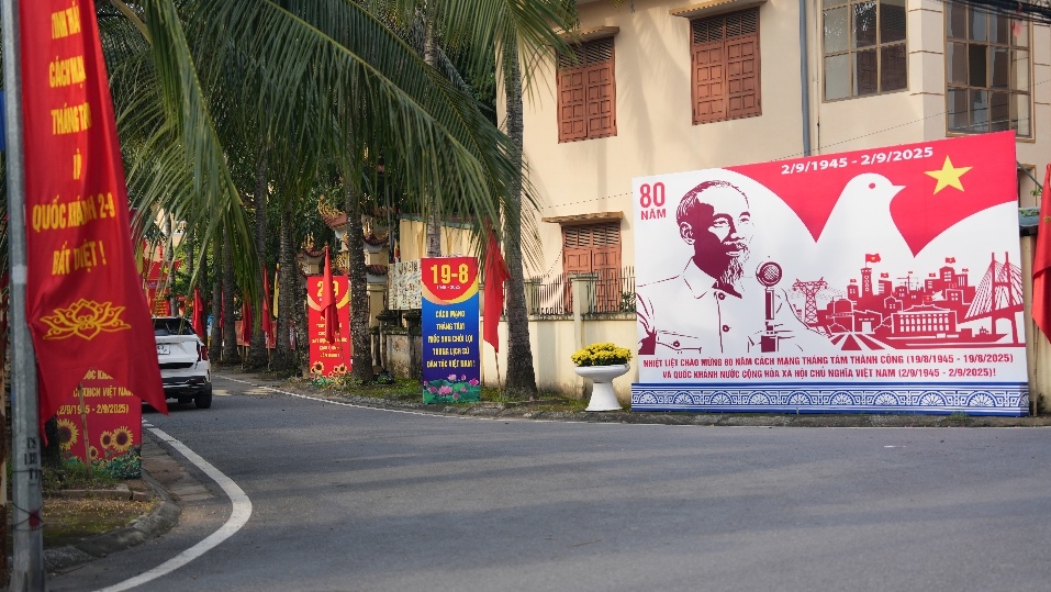 Hà Nội: Xã Dương Hoà rực rỡ cờ hoa, khẩu hiệu mừng Tết Độc lập