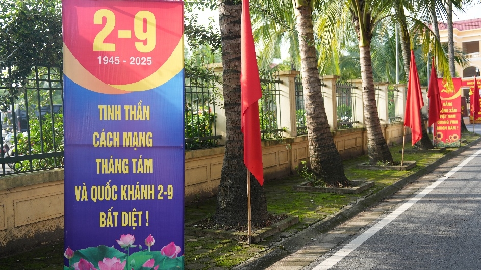 Hà Nội: Xã Dương Hoà rực rỡ cờ hoa, khẩu hiệu mừng Tết Độc lập