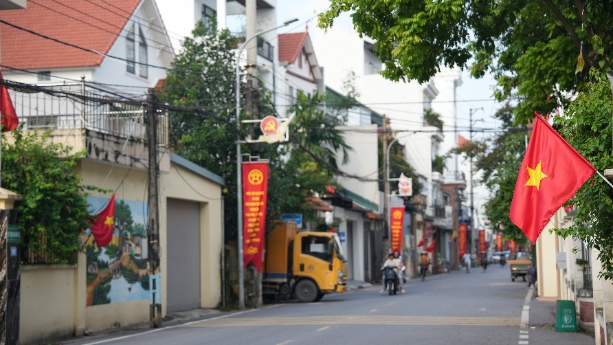Hà Nội: Xã Dương Hoà rực rỡ cờ hoa, khẩu hiệu mừng Tết Độc lập