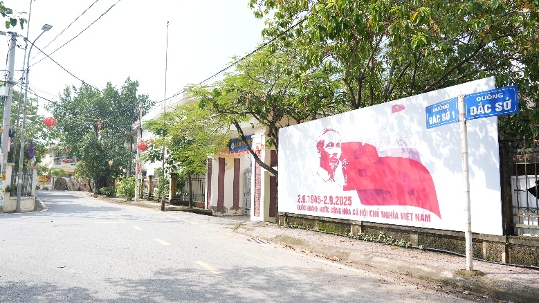 Hà Nội: Xã Dương Hoà rực rỡ cờ hoa, khẩu hiệu mừng Tết Độc lập