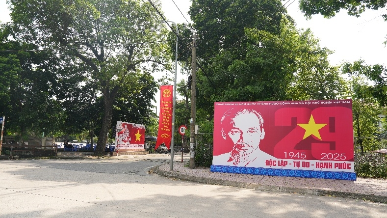 Hà Nội: Xã Dương Hoà rực rỡ cờ hoa, khẩu hiệu mừng Tết Độc lập