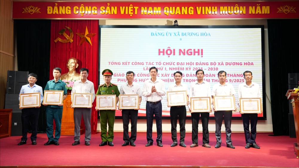 Xã Dương Hòa khen thưởng cá nhân, tập thể có thành tích trong tổ chức Đại hội Đảng