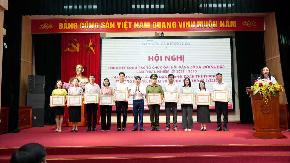 Xã Dương Hòa khen thưởng cá nhân, tập thể có thành tích trong tổ chức Đại hội Đảng