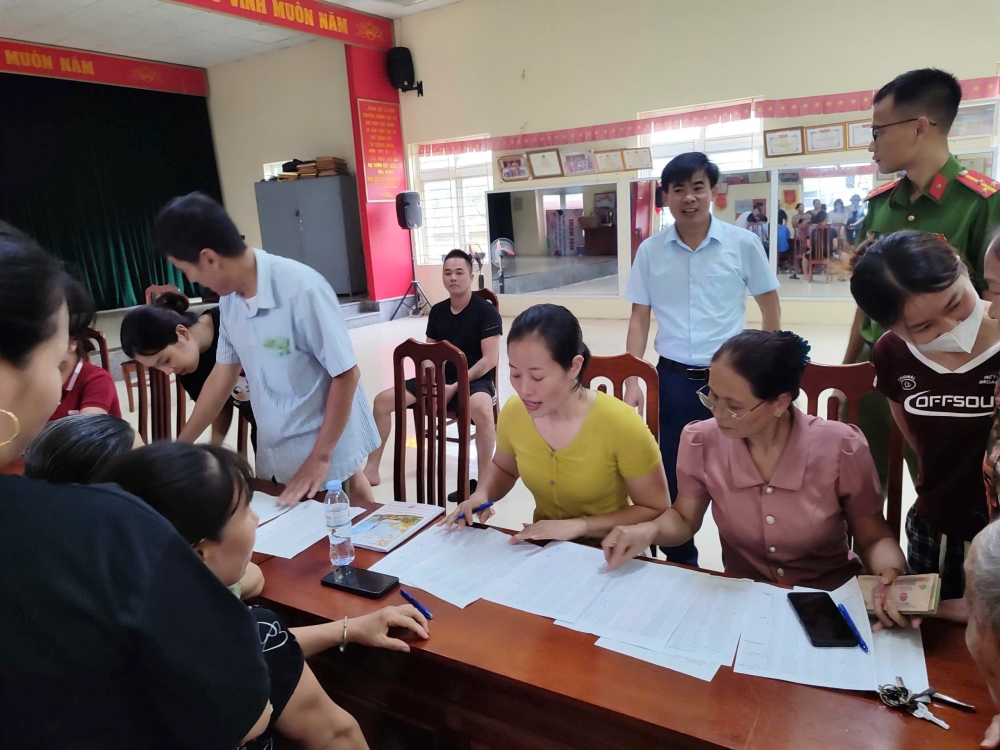 Người dân xã Dương Hoà phấn khởi nhận quà mừng 80 năm Quốc khánh