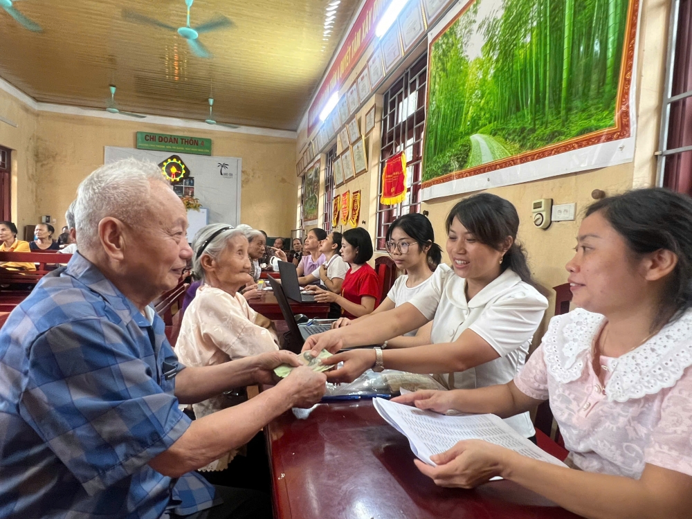 Người dân xã Dương Hoà phấn khởi nhận quà mừng 80 năm Quốc khánh