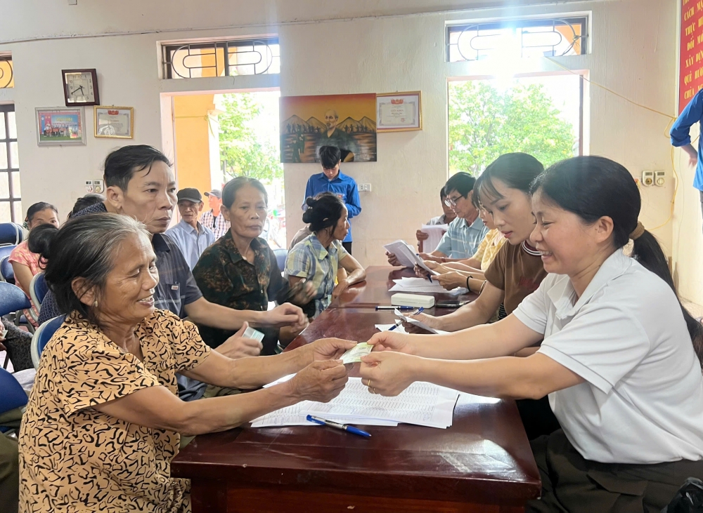 Người dân xã Dương Hoà phấn khởi nhận quà mừng 80 năm Quốc khánh