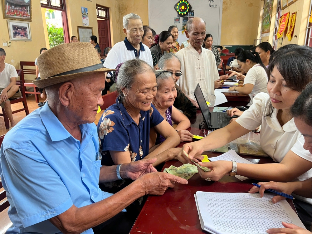 Người dân xã Dương Hoà phấn khởi nhận quà mừng 80 năm Quốc khánh