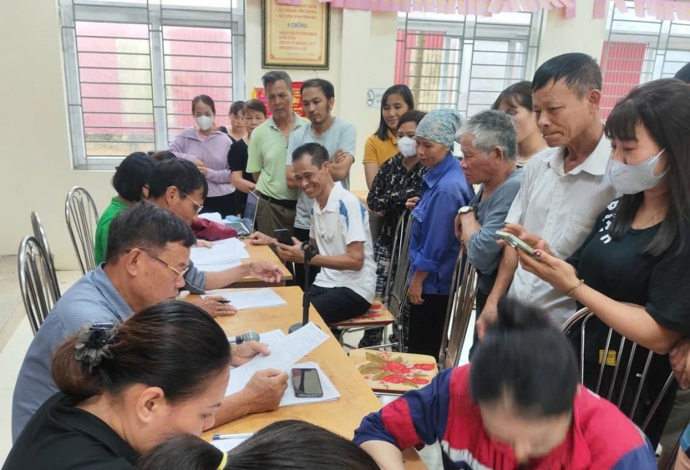 Người dân xã Đan Phượng nô nức đến nhận quà mừng Quốc khánh