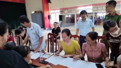 Người dân xã Dương Hoà phấn khởi nhận quà mừng 80 năm Quốc khánh