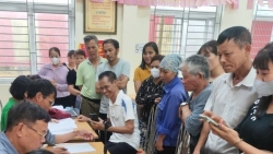 Người dân xã Đan Phượng nô nức đến nhận quà mừng Quốc khánh